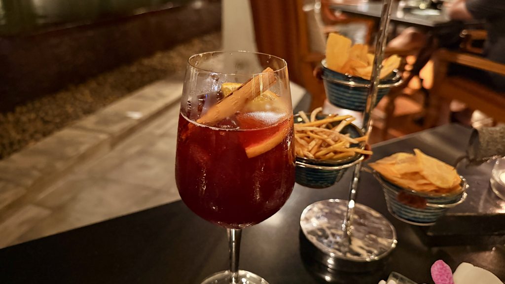 Sala Sawasdee Lobby Barで飲んだ赤いカクテル