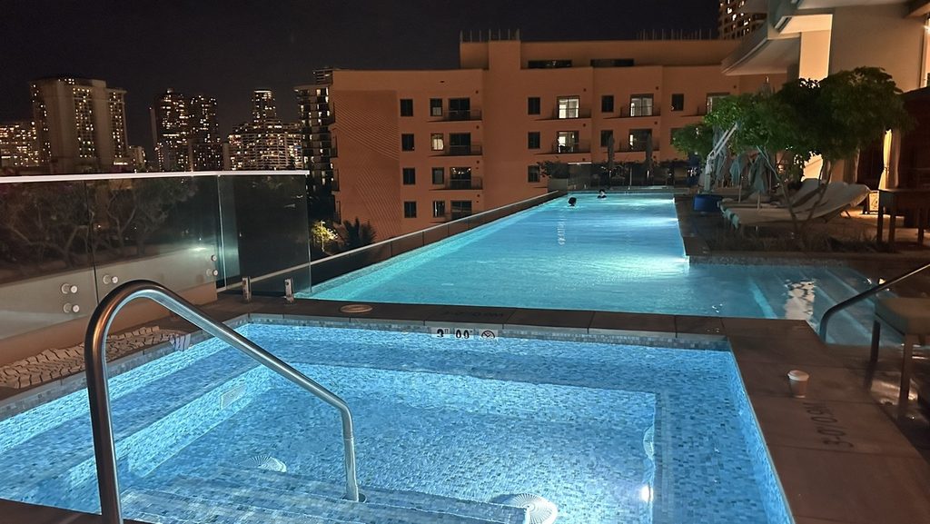 リッツカールトン・ワイキキ|夜は昼間と違う雰囲気に