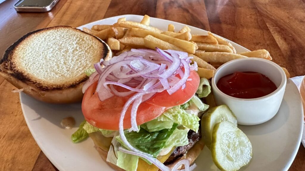 Duke's Kauaiのチーズバーガーとフレンチフライ