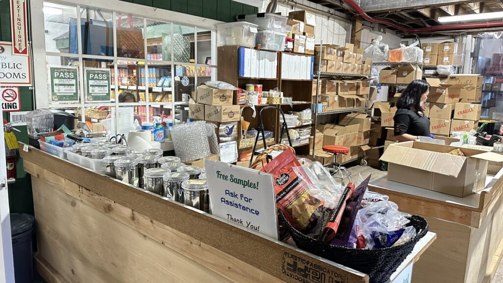 Kauai Kookie Factoryの直売カウンターと試食案内