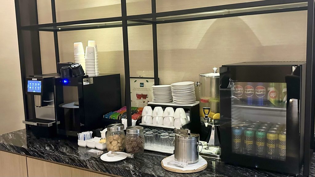 コーヒーマシン、紅茶、クッキーのコーナー