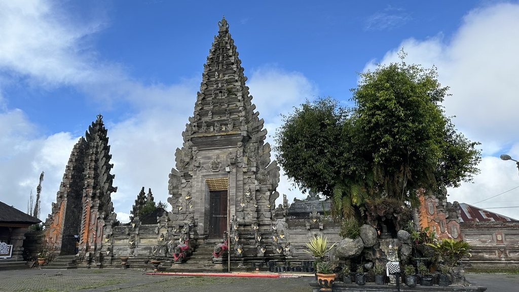 ウルン・ダヌ・バトゥール寺院に立つ高い石造りの門