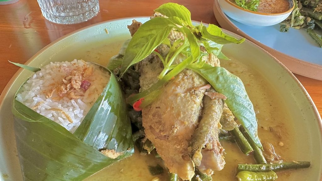 鶏肉と野菜を煮込んだWarung Bejanaのアヤムベトゥトゥ