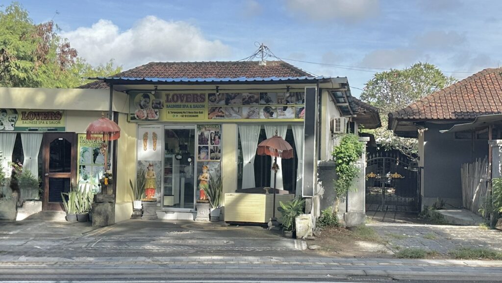 ホテル前のLovers Balinese Spa & Salon