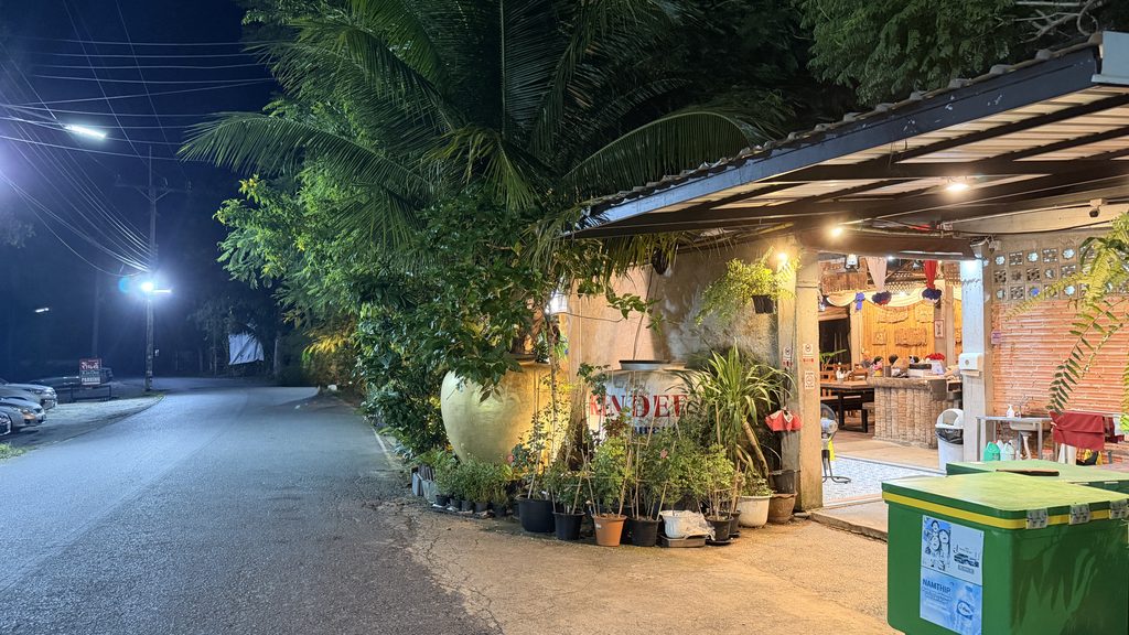 夜のKin Dee Restaurant外観