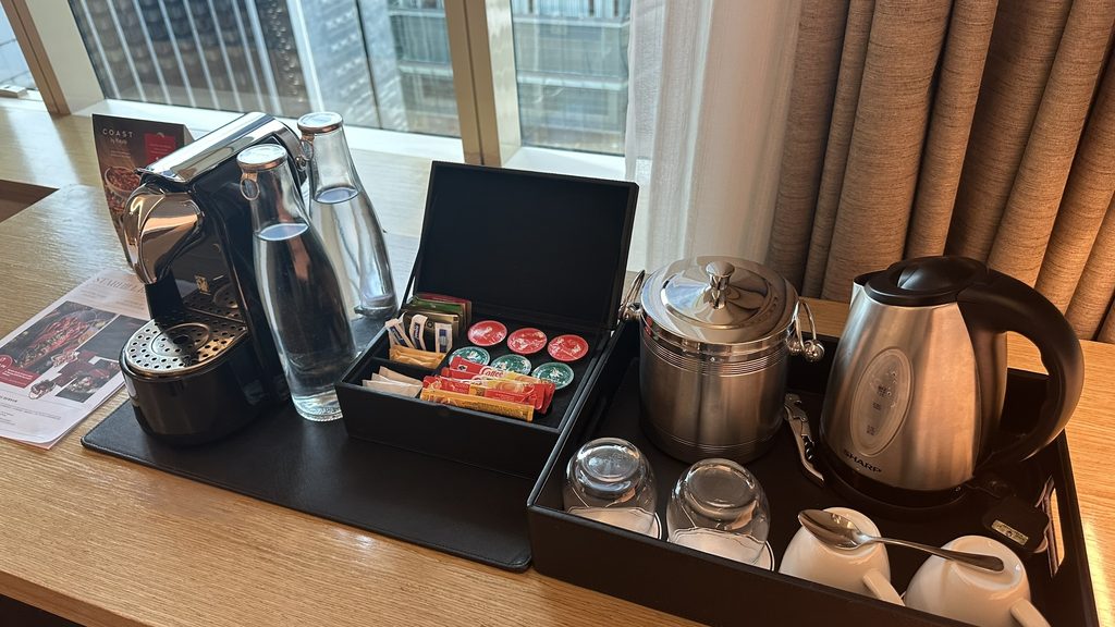 コーヒーカプセルや紅茶、飲料水を備えた客室のドリンクセット