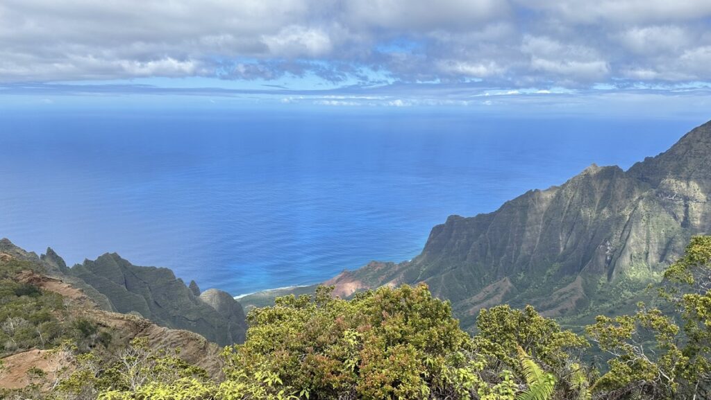 Kalalau Lookoutから見下ろすカララウ渓谷と海