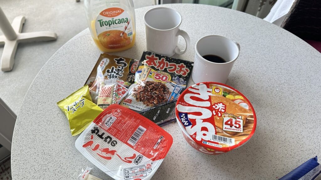 客室の丸テーブルに並べた日本から持参した朝食