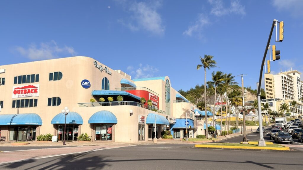 ウェスティン リゾート グアム向かいのPacific PlaceとOutback Steakhouse、ABC Stores