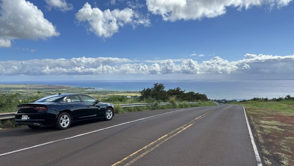 海を望むワイメア方面の道路とレンタカー