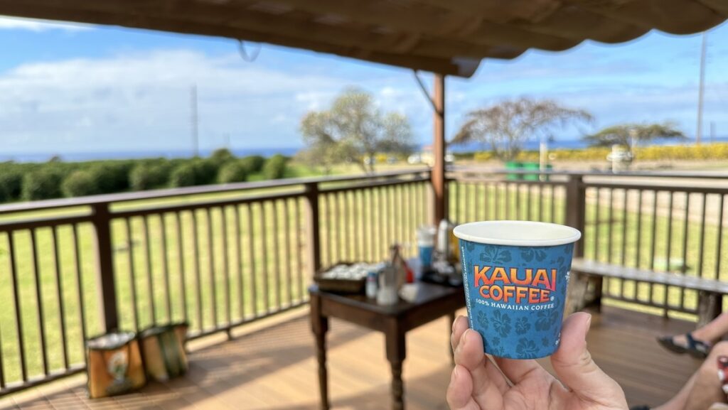 農園を望むラナイで持つKauaʻi Coffeeの試飲カップ