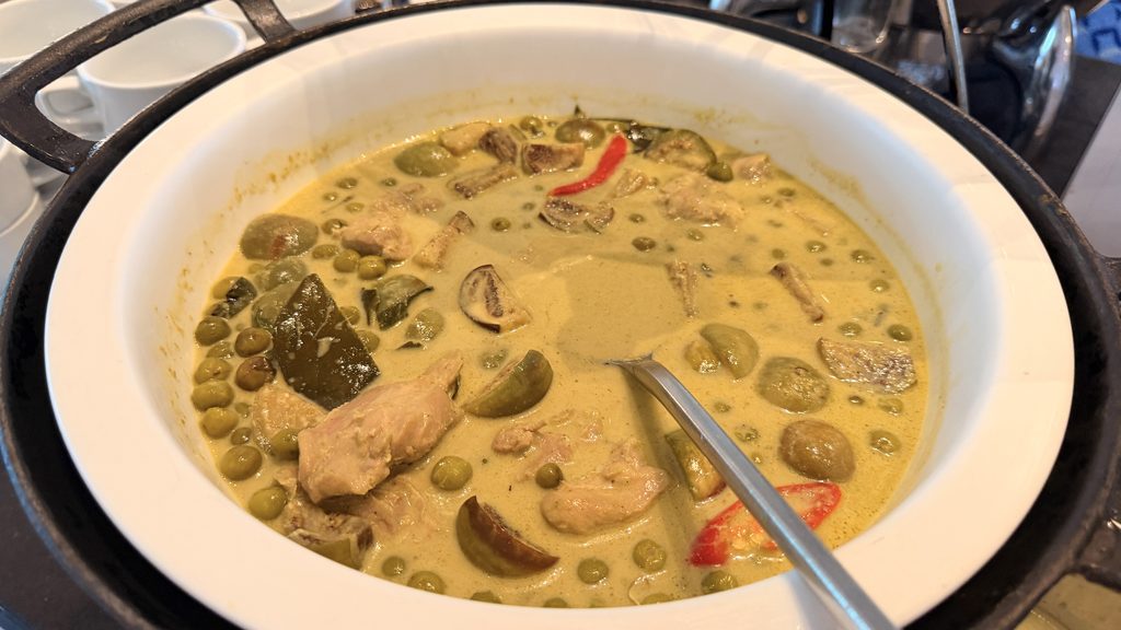 朝食ビュッフェのグリーンカレー