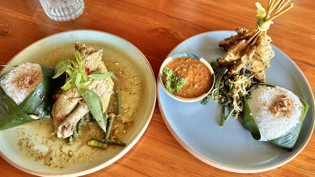 Warung Bejanaで注文したチキンサテとアヤムベトゥトゥ