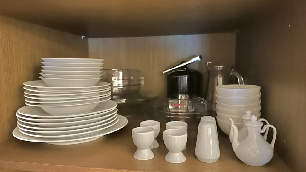 食器とティーポット