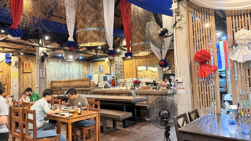 木を基調としたKin Dee Restaurantの店内