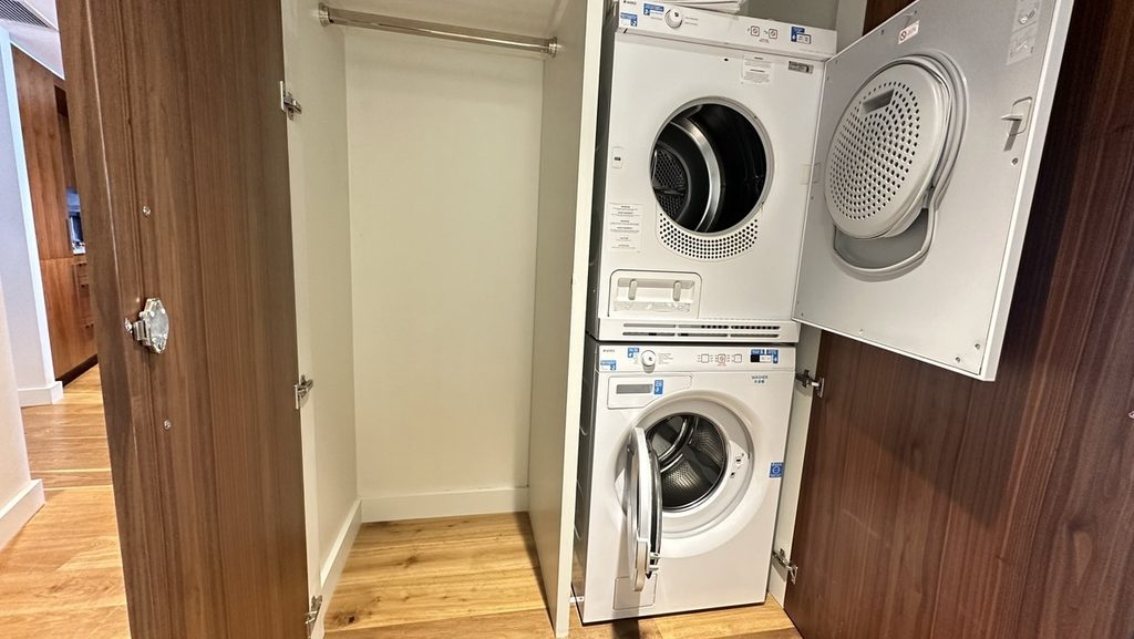 リッツカールトン・ワイキキ|客室内に縦置きされた洗濯機と乾燥機
