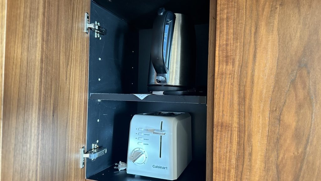 リッツカールトン・ワイキキ|収納棚の中にある電気ケトルとトースター