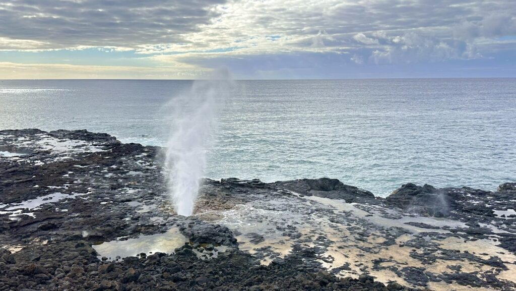 Spouting Horn Parkで溶岩の穴から噴き上がる潮
