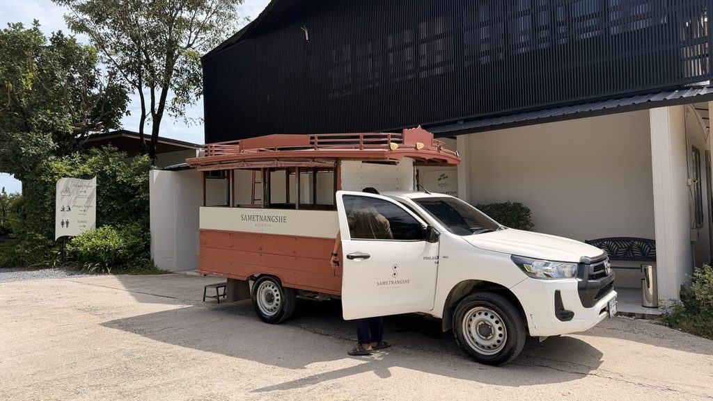 麓に停車する屋根付きの専用送迎車