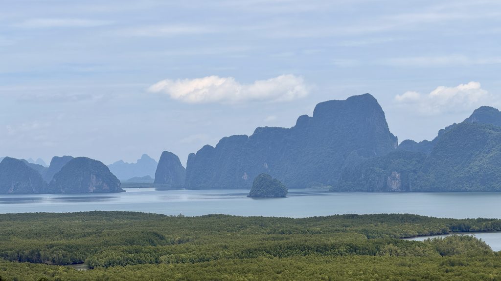 マングローブと幾重にも重なるパンガー湾の島々