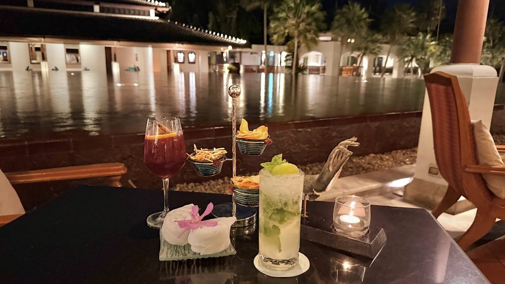 Sala Sawasdee Lobby Barのドリンクと夜の水盤