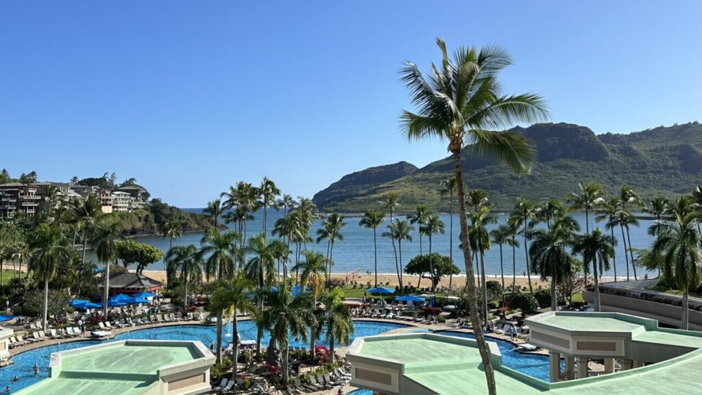 客室から見渡すプール、カラパキビーチ、山の景色