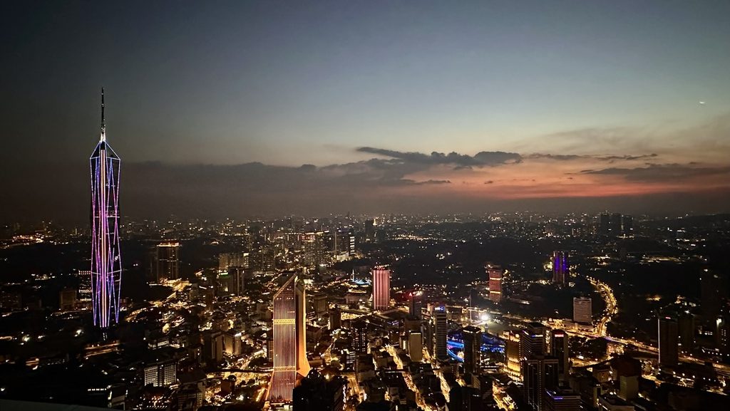 KLタワーから見たムルデカ118とクアラルンプールの夜景