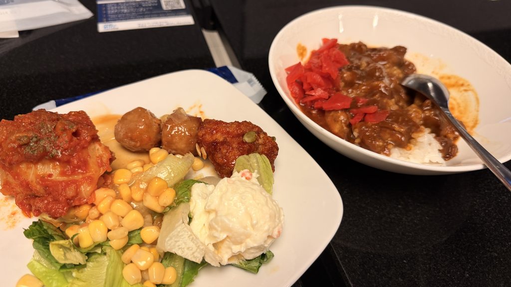 ANAラウンジでいただいたカレーとサラダ、温かい料理