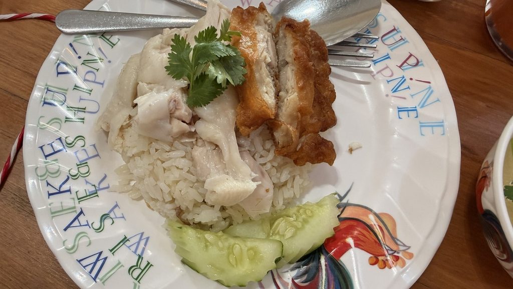 茹で鶏と揚げ鶏をライスにのせたミックス・チキンライス