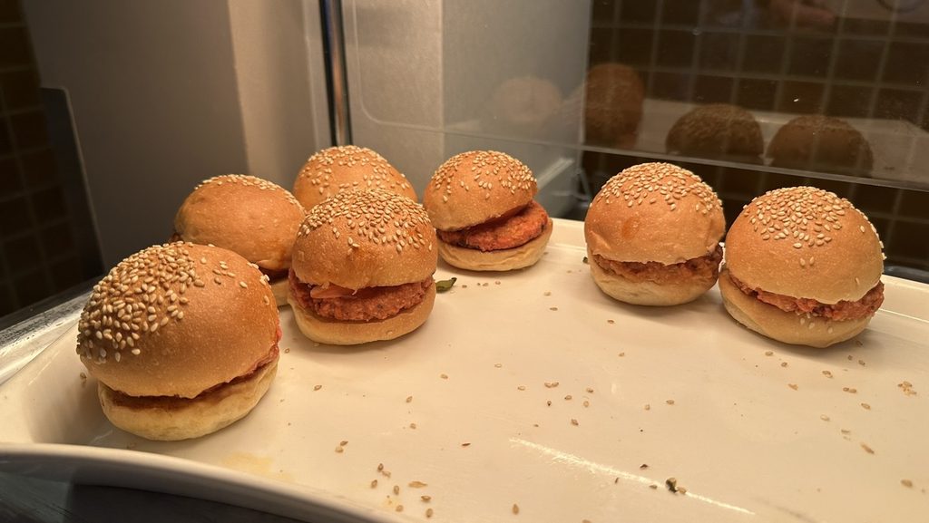 エグゼクティブラウンジに並んだミニバーガー
