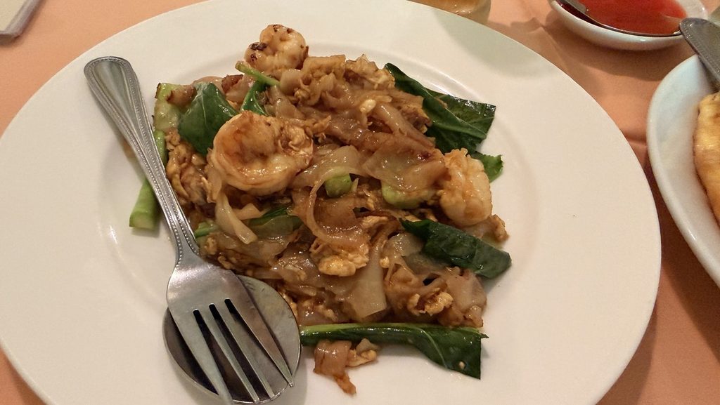 エビや野菜と幅広の麺を炒めたシーフード焼きそば