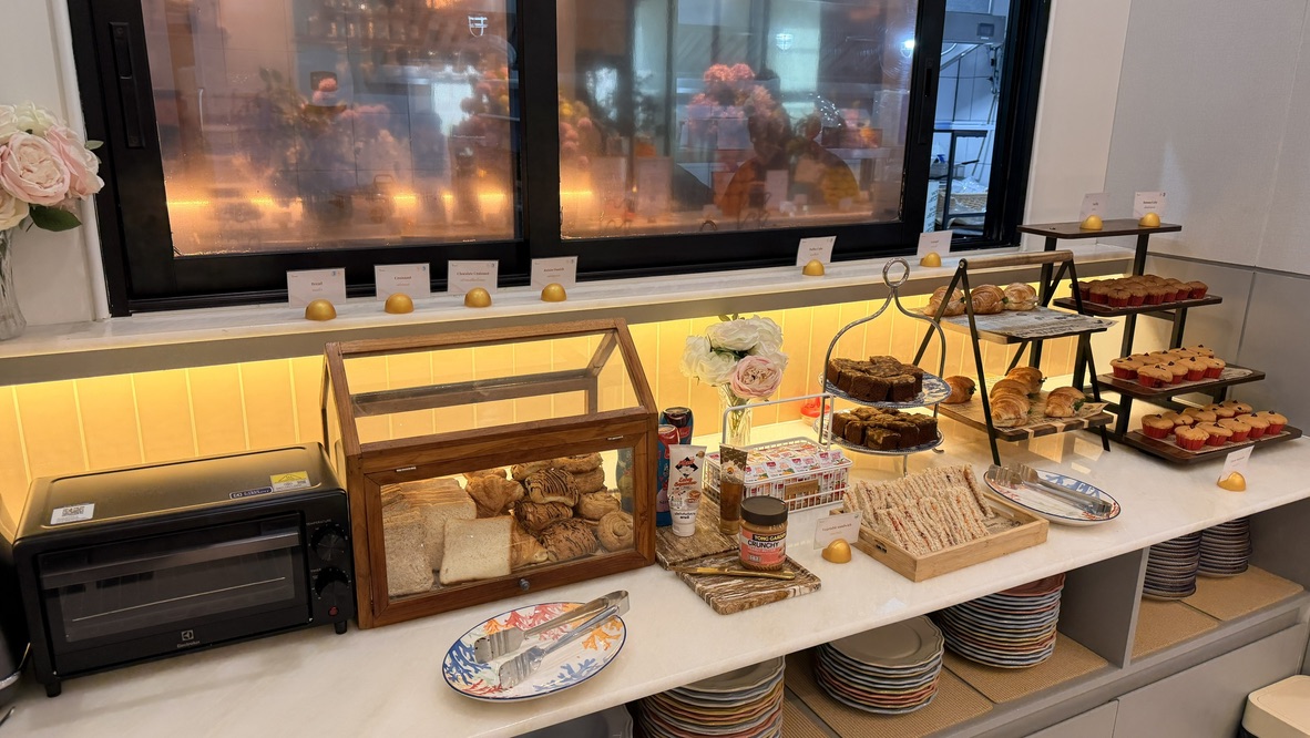 パン、サンドイッチ、焼き菓子のコーナー