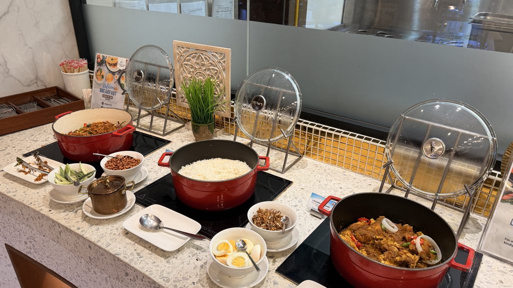 ご飯や麺料理、鶏肉料理も並んでいました