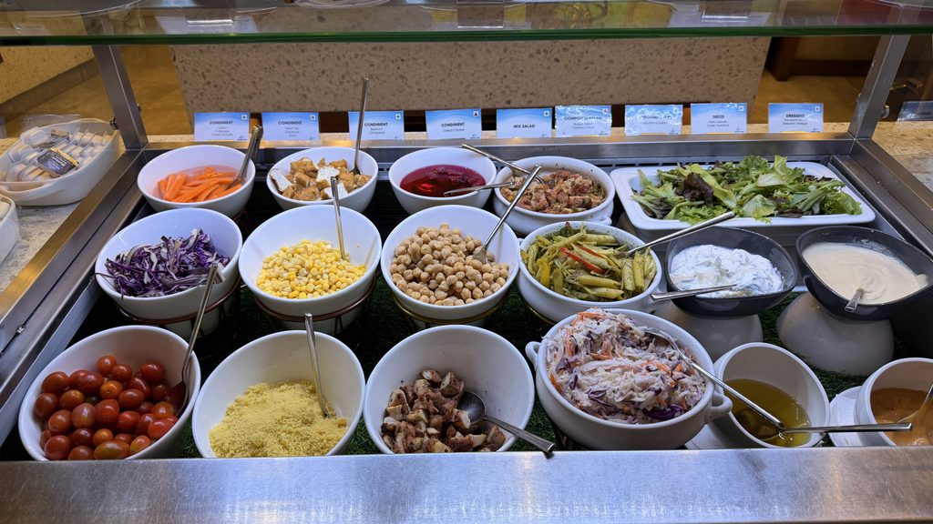 野菜や豆類が並ぶサラダコーナー