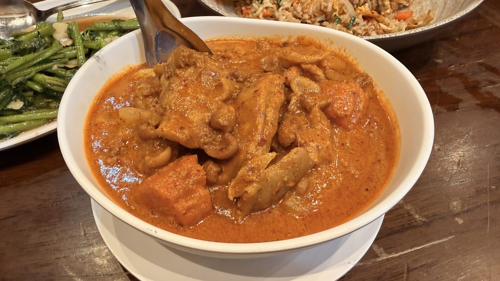 大きな鶏肉が入ったマッサマンカレー