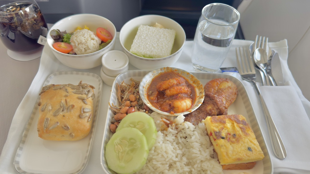 ナシレマにサラダ、パン、デザートが付いた機内食