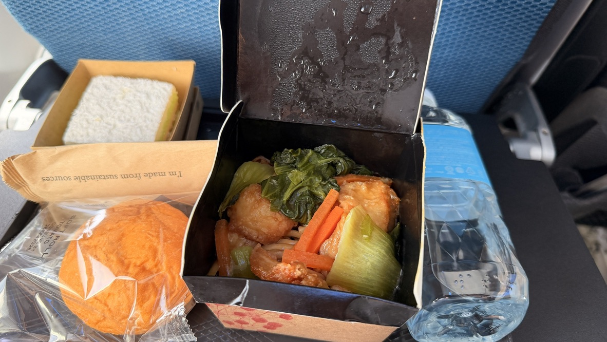 ボックスで提供されたSQ725の機内食