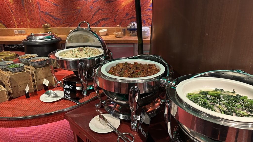 エッセンスの朝食に並んだ炒飯と温かい料理