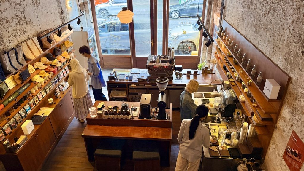 木のカウンターや商品棚が並ぶGRAPH Phuketの店内