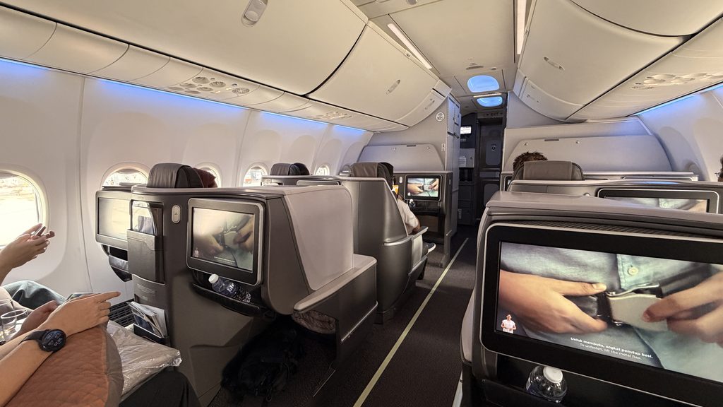 SQ103のB737-8ビジネスクラス機内