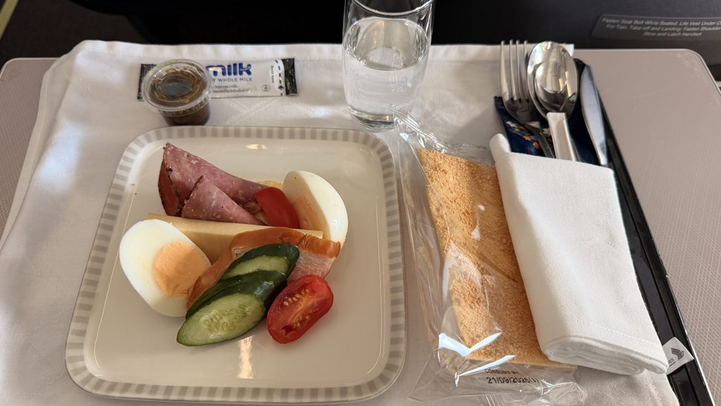 卵やサーモン、ハムを添えたSQ103の機内食