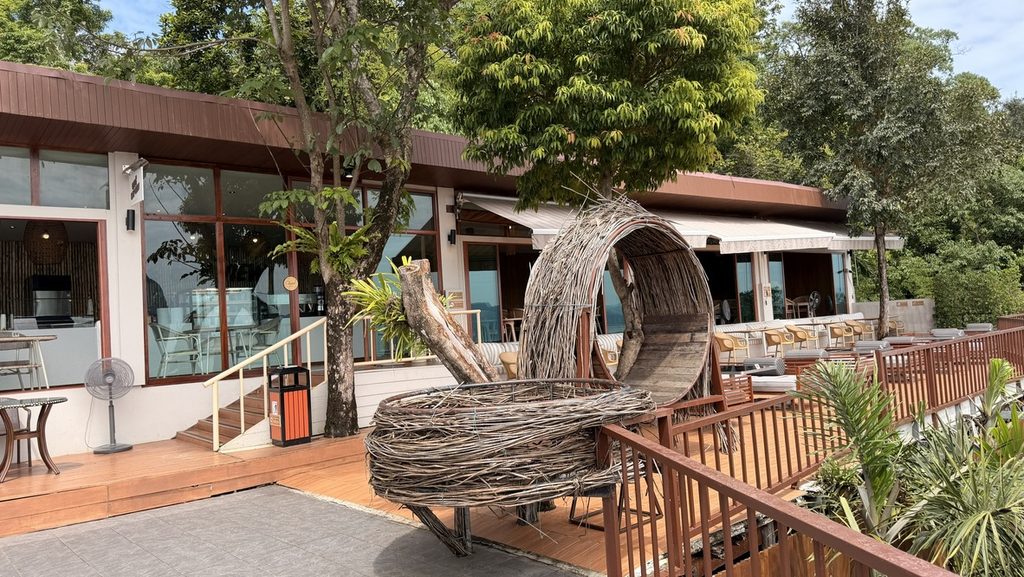 木々に囲まれたBay View Cafeの建物と撮影用の丸いフレーム