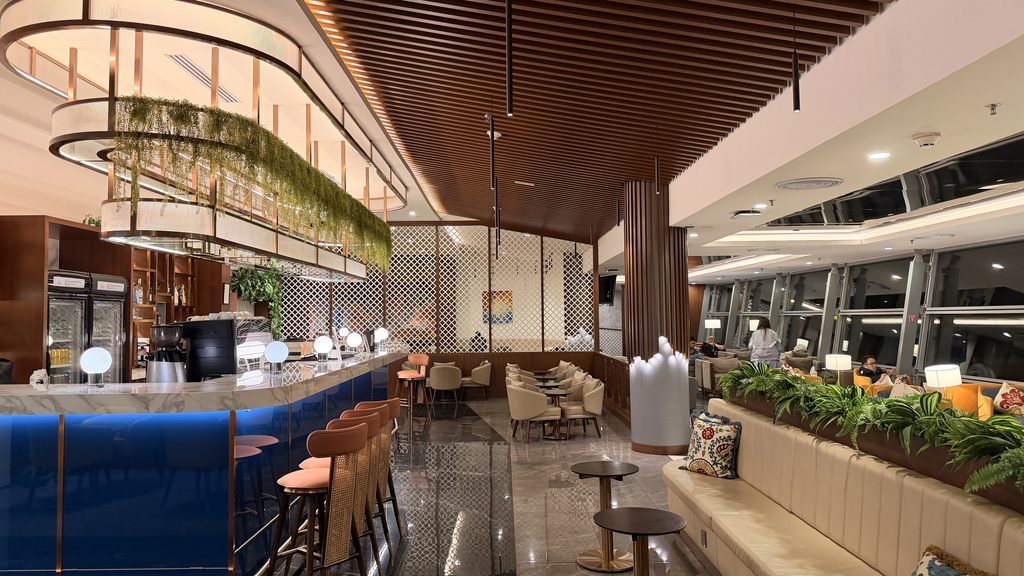 カウンター席とソファ席があるTravel Club Lounge