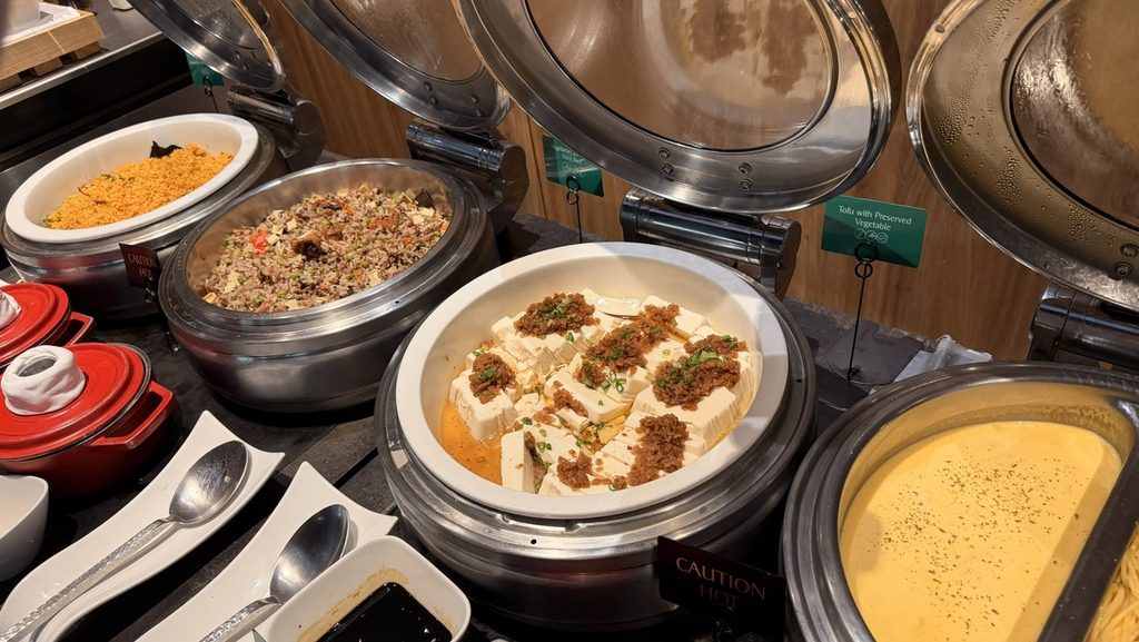 豆腐料理などが並ぶホットミール