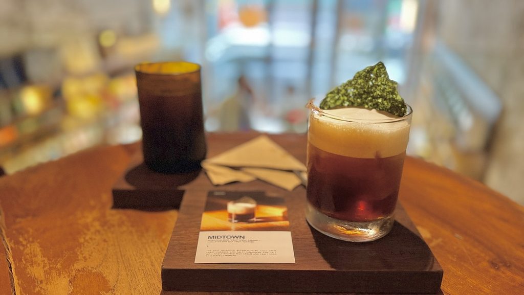 泡と海藻をのせたMIDTOWNとブラックコーヒー