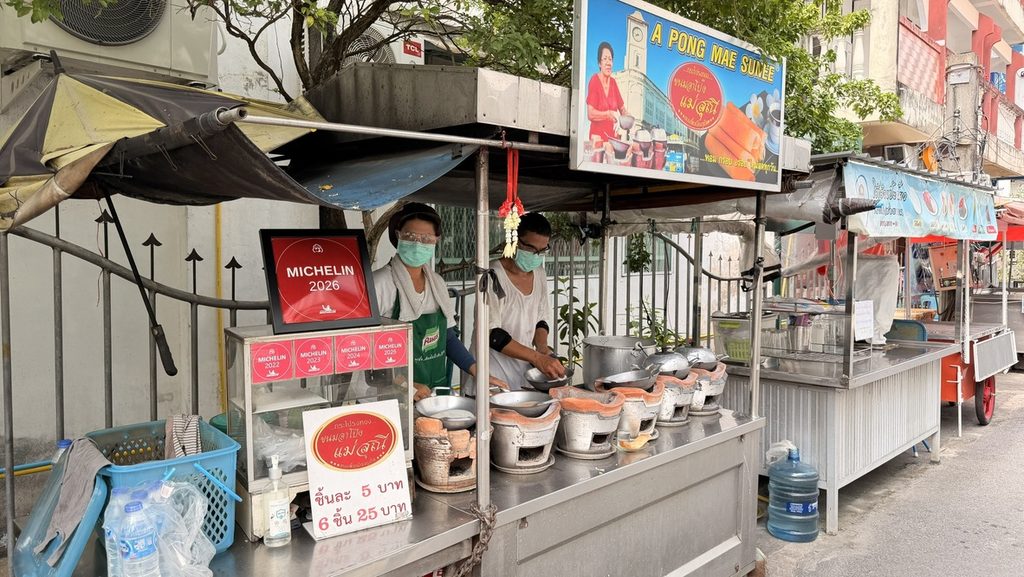 小さな炭火のコンロが並ぶA Pong Mae Suneeの屋台