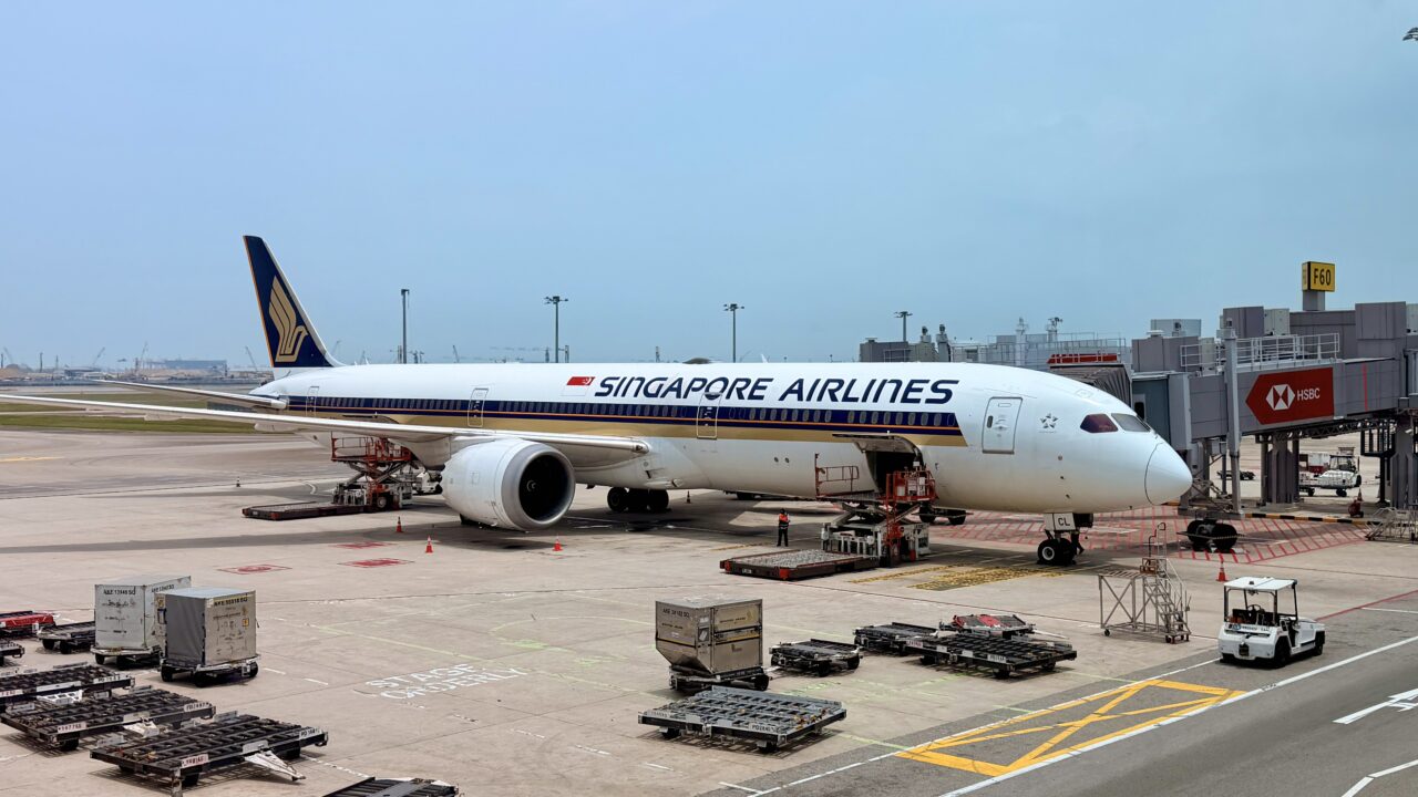 チャンギ空港のF60ゲートに駐機するSQ634のB787-10