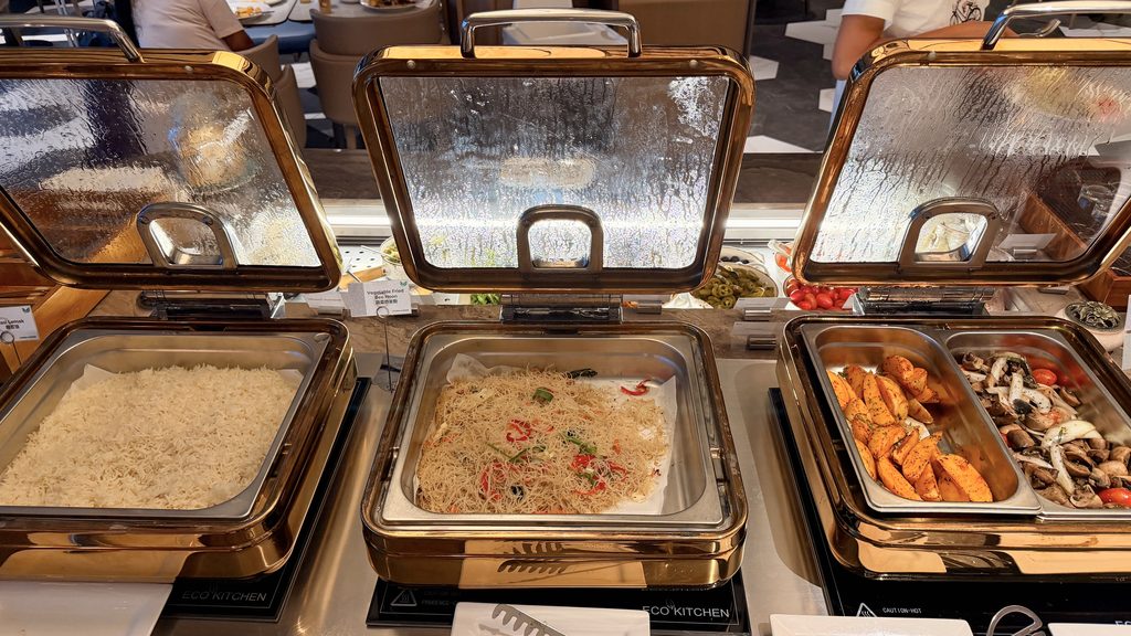 ご飯、ビーフン、野菜料理