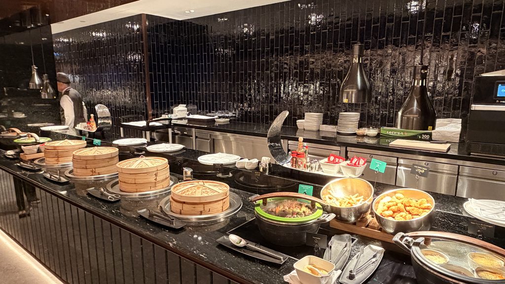 せいろや温かい料理が並ぶビュッフェ