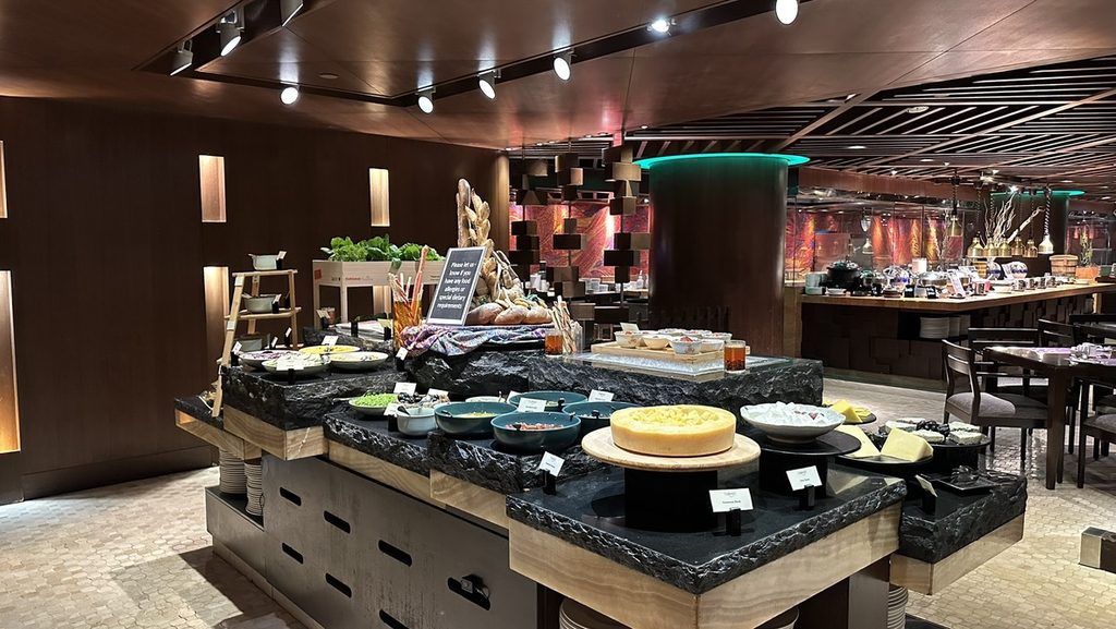 朝食会場エッセンスのチーズと薬味のビュッフェ台